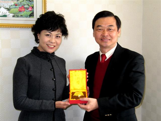 中国作家协会主席铁凝在北京设宴款待蔡志礼院长，并赠送纪念牌